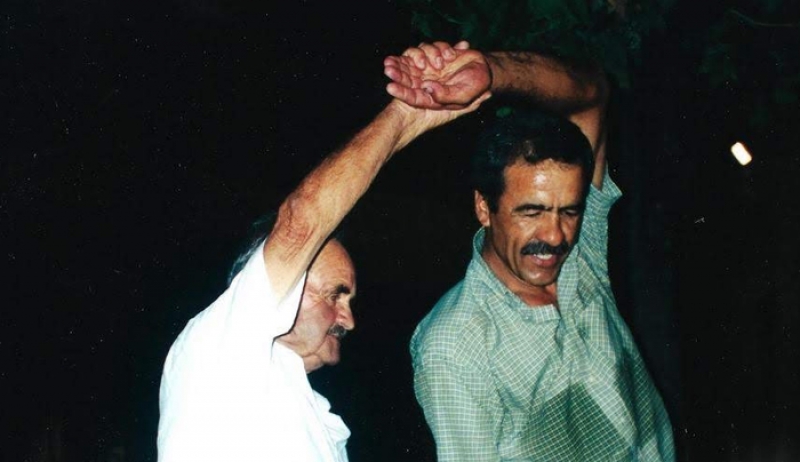 «Βάλτε δεντρί στον τάφο μου και ένα πουλί να λέει εδώ είναι τάφος μερακλή κι όποιος περνά μην κλαίει»