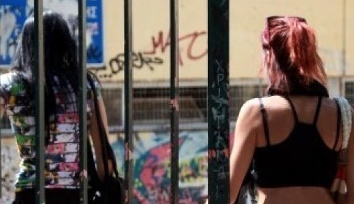 Ο δάσκαλος δεν έσκυψε πάνω από τη μαθήτρια τυχαία - Σάλος από τις αποκαλύψεις!