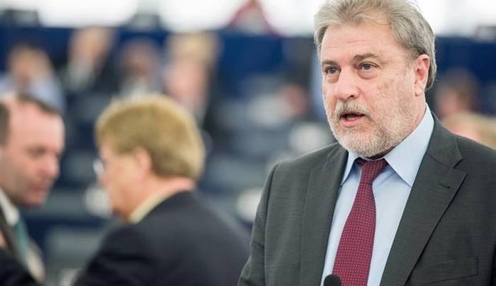 Δώστε τα 24,7 δις ή μειώστε τα μέτρα κατά 30%