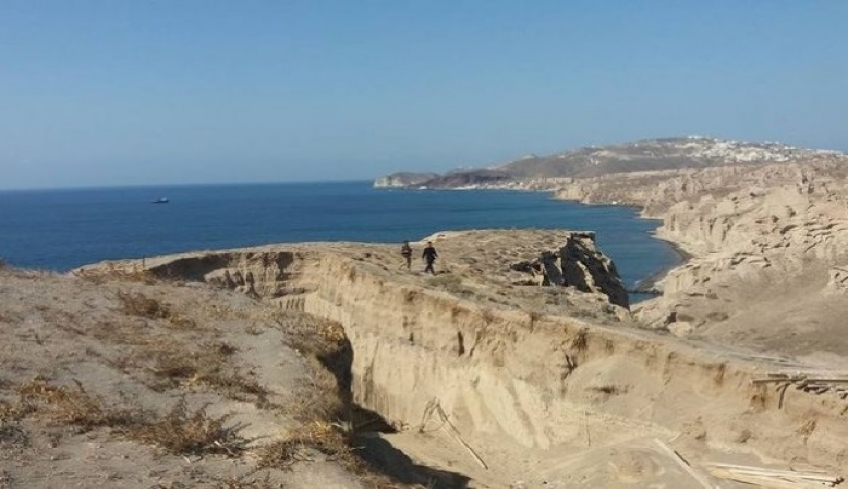Βλυχάδα Σαντορίνης: Σκάβουν μέσα στον βράχο για…να φτιάξουν ξενοδοχείο! (φωτο)