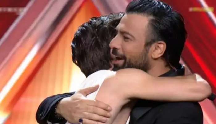Απίστευτη ανατροπή στο X Factor – Αποχώρησε μα τον «υιοθέτησε» ο Ανδρέας Γεωργίου
