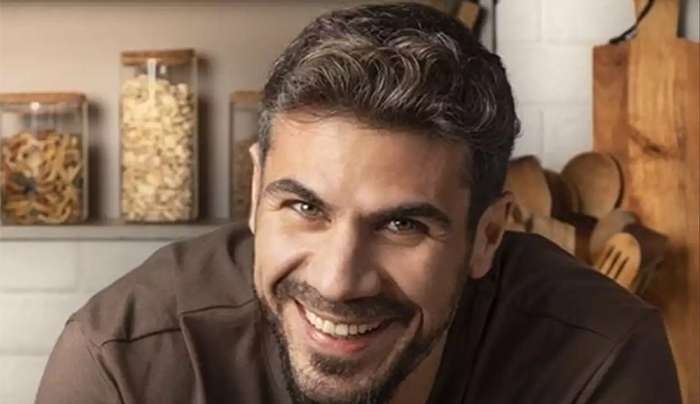 Άκης Πετρετζίκης: Αγκαλιά με την 2,5 ετών κόρη του στα γυρίσματα της εκπομπής του