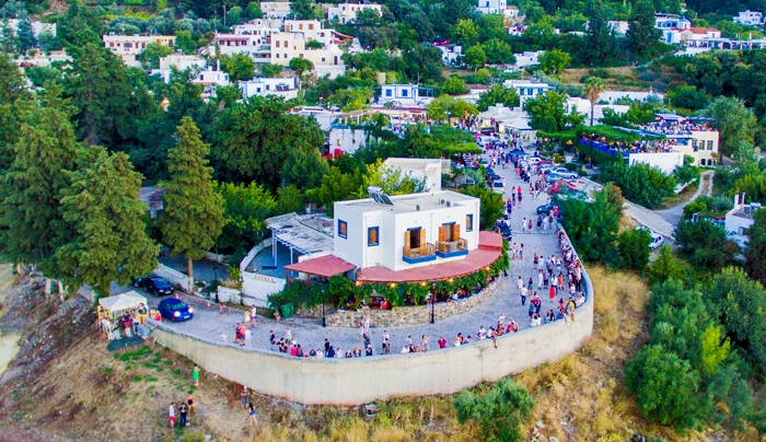 “Αισθητική αναβάθμιση της Ζιάς και δημιουργία νόμιμου χώρου ελεγχόμενης στάθμευσης είναι η συναπόφαση με τους επαγγελματίες της περιοχής.”