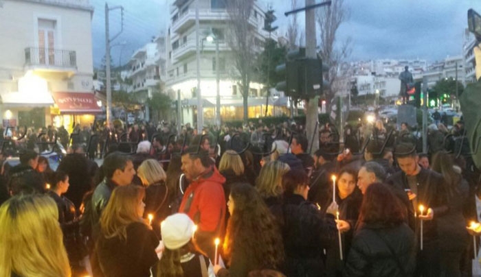 Με κεριά και πανό η συγκέντρωση στο Ρέθυμνο για τον Βαγγέλη (φωτο)