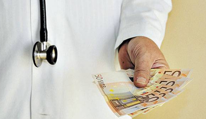 Το "φακελάκι" καλά κρατεί στην Ελλάδα της κρίσης