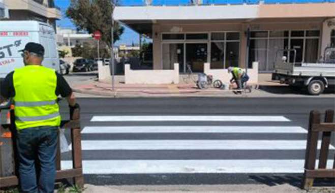 Διαγραμμίσεις για την ενίσχυση της οδικής ασφάλειας έξω από το Δημοτικό Σχολείο Ζηπαρίου