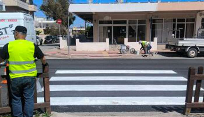 Διαγραμμίσεις για την ενίσχυση της οδικής ασφάλειας έξω από το Δημοτικό Σχολείο Ζηπαρίου