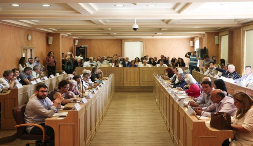 Δημοτικοί Σύμβουλοι: Μείωση έως 38% – Τι αλλάζει