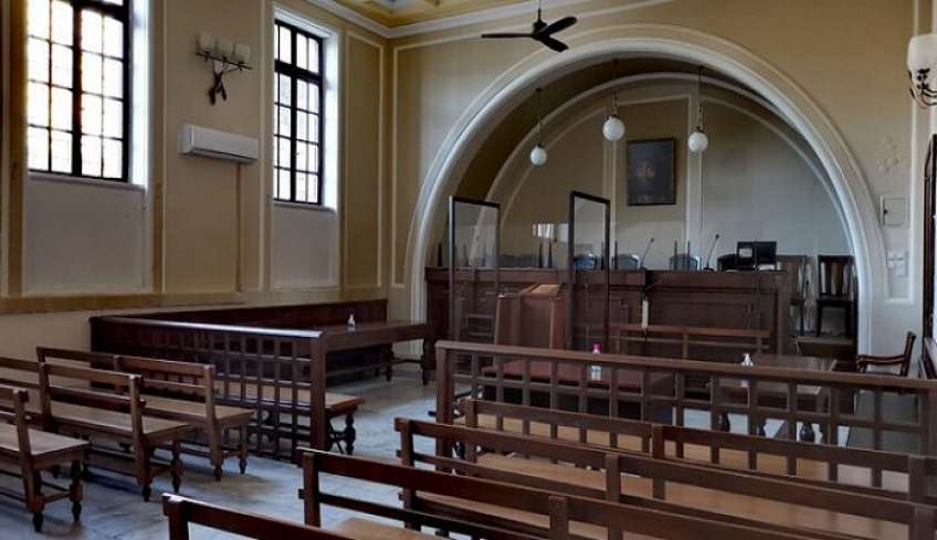 Απίστευτο σκηνικό στο δικαστήριο Κω: Πέταξε πέτρα στους δικαστές μόλις άκουσε την απόφαση