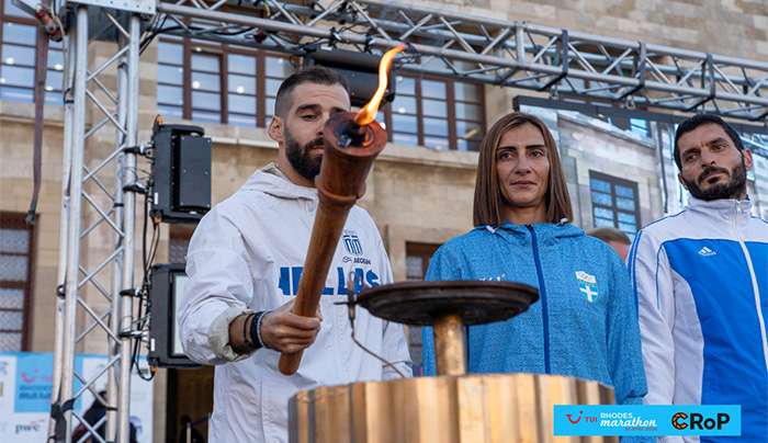 TUI Rhodes Marathon: Αναψε η Φλόγα της Καλλιπάτειρας από τον Παναγιώτη Καραΐσκο