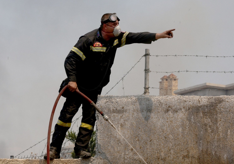 Σε τέσσερα μέτωπα ανα τη χώρα επιχειρούν οι πυροσβέστες. Στον εισαγγελέα οι τρεις που συνελήφθησαν στην Ηλεία για εμπρησμό από αμέλεια.