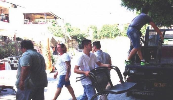 Ρόδος: Επιχείριση «σκούπα» του Δήμου μάζεψε τα τραπεζοκαθίσματα από την Μεσαιωνική Πόλη