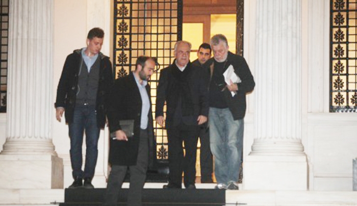Συναγερμός από το “κραχ” - Προσπάθεια Δραγασάκη, Βαρουφάκη να μαζέψουν τις εξαγγελίες και να καθησυχάσουν