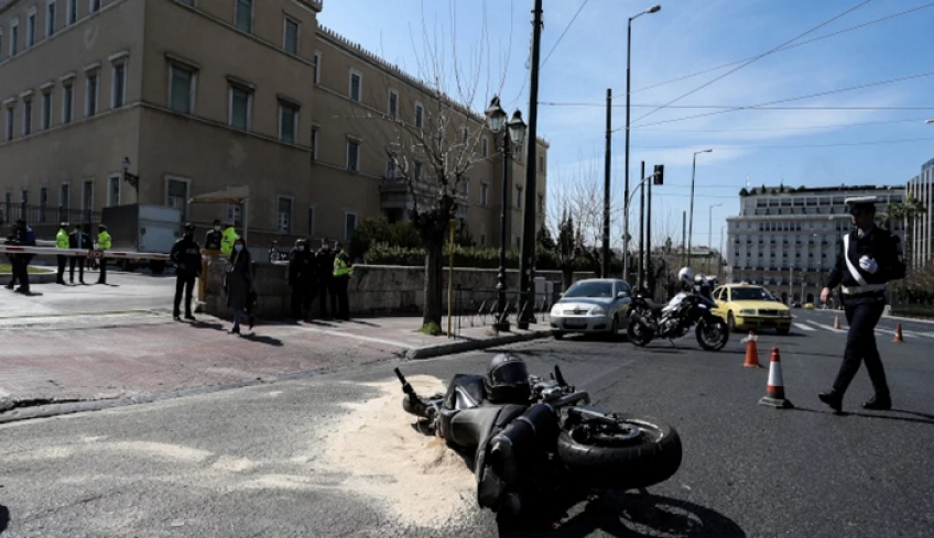 Βίντεο ντοκουμέντο: Καρέ καρέ η στιγμή του τροχαίου έξω από την Βουλή