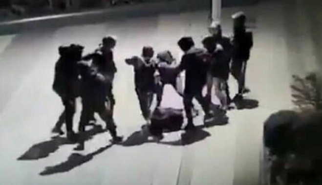 Επί 20 λεπτά 15 άτομα ξυλοκοπούσαν τον 14χρονο στην Κηφισιά - Τι λέει η μητέρα ενός εκ των θυμάτων