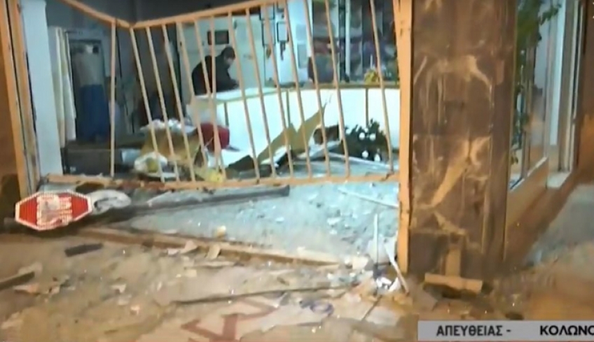Τρόμος στον Κολωνό: Αυτοκίνητο σε τρελή πορεία παρέσυρε τρία οχήματα και καρφώθηκε σε καθαριστήριο