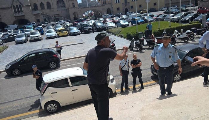 Απειλεί να αυτοπυρποληθεί μπροστά στην πόρτα του Δημαρχείου Ρόδου