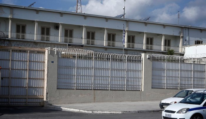 Οι Αλβανοί μαστιγώνουν σωφρονιστικούς και το υπουργείο μοιράζει προφυλακτικά