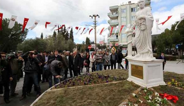 Οι Τούρκοι Κατασκεύασαν άγαλμα του Ιπποκράτη ο οποίος φυσικά είναι ... Τούρκος!