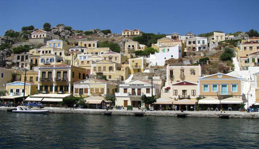 Η Σύμη, ο μεγαλύτερος ζωντανός παραδοσιακός οικισμός της Ελλάδας αποκτά για πρώτη φορά πυροσβεστικό κλιμάκιο!