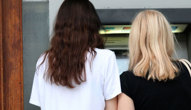 Απίστευτες σκηνές: Αδειασαν 2.191 ATM μέσα σε λίγες ώρες