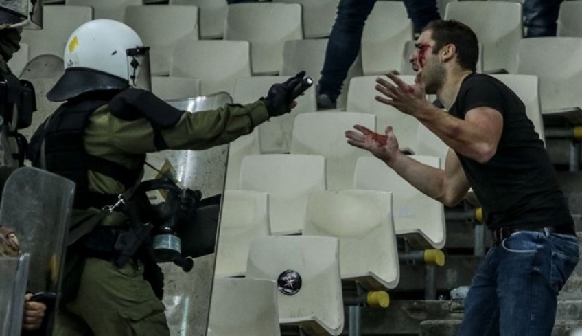 Άγρια επεισόδια στο ΟΑΚΑ στον αγώνα της ΑΕΚ με τον Αγιαξ - Φωτοβολίδες, χημικά και τραυματισμοί - ΒΙΝΤΕΟ