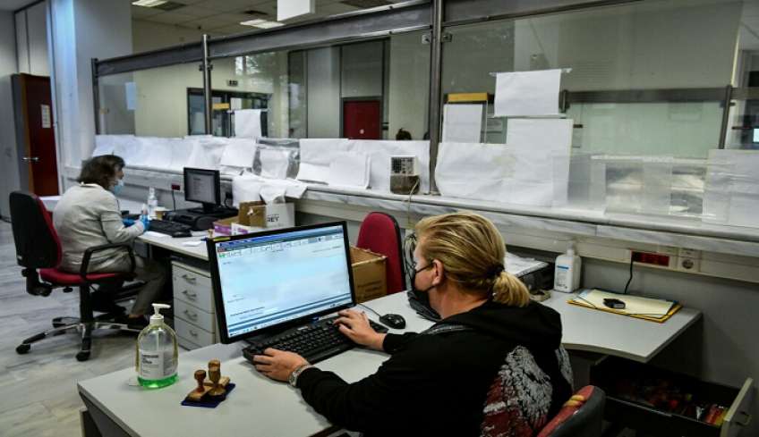 Δημόσιο: Αυξήσεις σε 500.000 υπαλλήλους φέρνει ο νέος κατώτατος μισθός