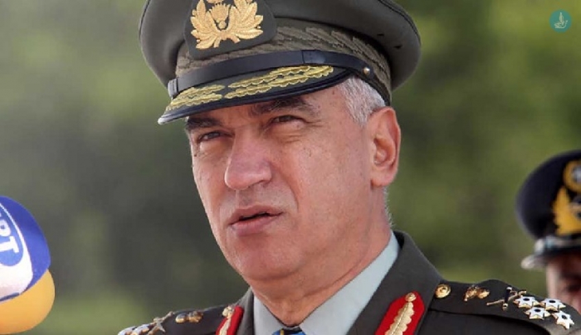 Κωσταράκος κατά Αποστολάκη: Η κατάργηση διακριτικών από τις στολές απαξιώνει το στρατό