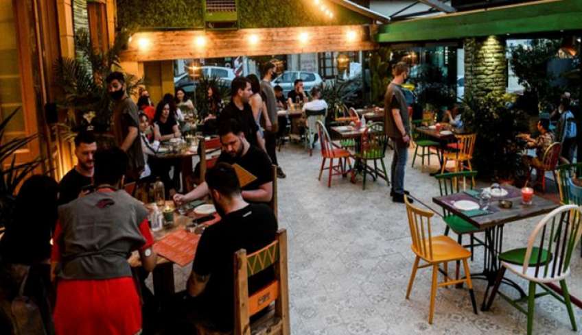 Εστίαση: Υπερχρεωμένες οι επιχειρήσεις – Αυξάνουν τις τιμές – Τι έδειξε η έρευνα της ΓΣΕΒΕΕ