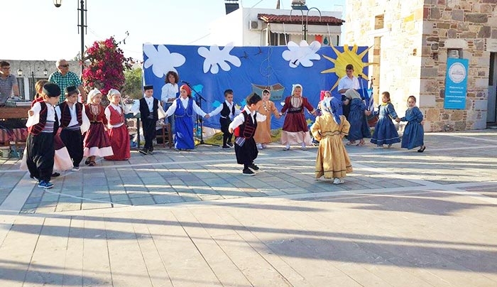 Πολύ όμορφα τα χορευτικά του Π.Σ. ΠΡΟΟΔΟΥ στην αυλή των Αγ. Αποστόλων στην Αντιμάχεια (φωτό)
