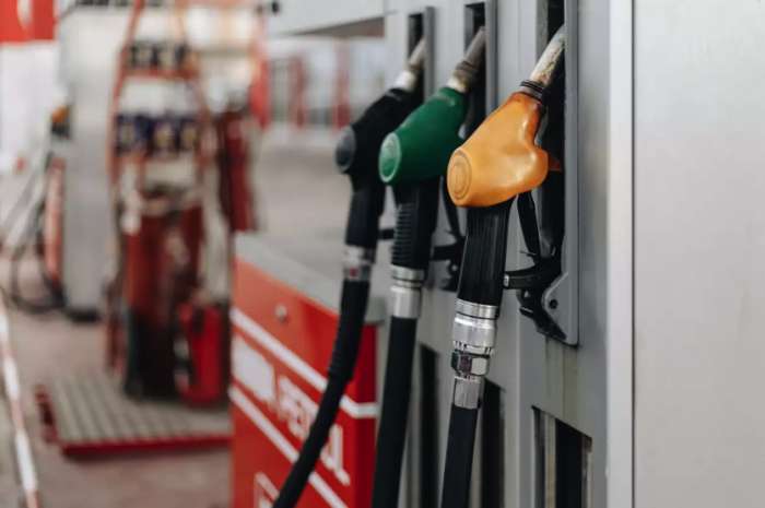 Στο πετρέλαιο στραμμένα τα βλέμματα των επενδυτών – Φάνηκαν οι πρώτες μειώσεις στην αντλία, αλλά θα διαρκέσουν;