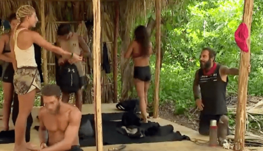 Survivor – Η Χαμπέρη «καρφώνει» τον Τριαντάφυλλο: Έβγαλε τα πιστόλια του και πυροβολεί εμένα