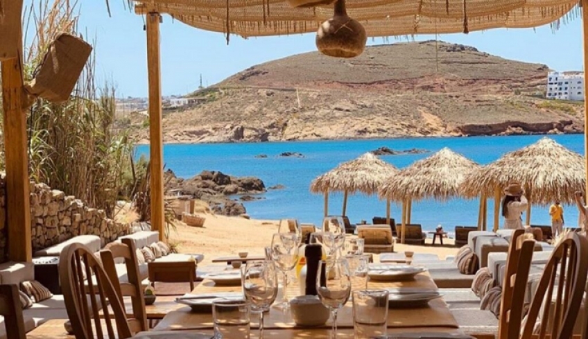 Συναγερμός στη Μύκονο: Κλείνει γνωστό beach bar μετά από θετικό κρούσμα
