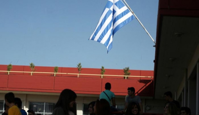 Τέλος και ο εθνικός ύμνος με την έπαρση της σημαίας στα σχολεία – Νέα κόντρα