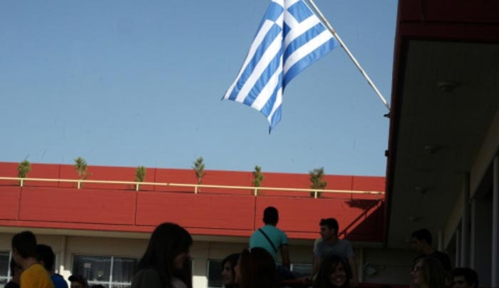 Τέλος και ο εθνικός ύμνος με την έπαρση της σημαίας στα σχολεία – Νέα κόντρα