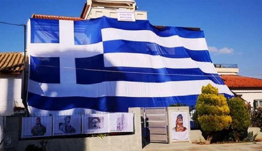25η Μαρτίου: "Έντυσε" το σπίτι του με γαλανόλευκη 140 τ.μ.