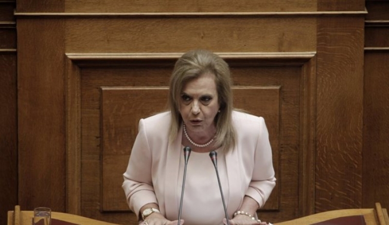 Χαμός στη Βουλή: Η Μεγαλοοικονόμου επιτέθηκε σε δημοσιογράφο που δήλωνε συνεργάτης της - Του έφερε το κινητό στο κεφάλι