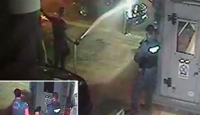 Η στιγμή που αστυνομικοί βρέχουν ΑμεΑ στο τμήμα της Ομόνοιας