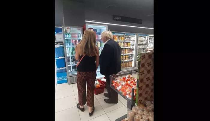 Μπόρις Τζόνσον: Με χαλαρή διάθεση κάνει τα ψώνια του σε σούπερ μάρκετ της...Νέας Μάκρης - Δείτε φωτό και βίντεο