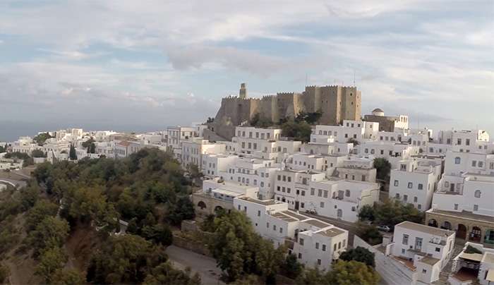 «ΟΠΟΥ ΥΠΑΡΧΕΙ ΕΛΛΑΔΑ» Με την Ευλαμπία Ρέβη και τον Γιώργο Κουρδή ΖΩΝΤΑΝΑ ΑΠΟ ΤΗΝ ΚΕΡΚΥΡΑ ΚΑΙ ΑΠΕΥΘΕΙΑΣ ΣΥΝΔΕΣΗ ΜΕ ΠΑΤΜΟ Σήμερα στις 14.45, στον ΣΚΑΪ