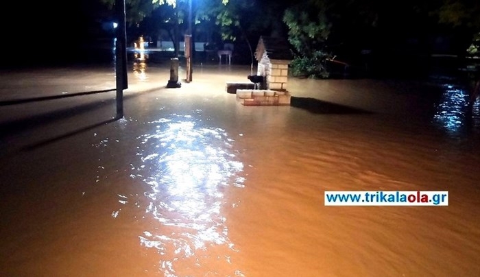 Δύσκολη νύχτα στα Τρίκαλα - Φόβοι για υπερχείλιση του Πηνειού - ΒΙΝΤΕΟ
