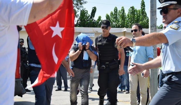 Αγκυρα: ΕΙΝΑΙ ΤΡΟΜΟΚΡΑΤΕΣ - Πιέσεις για έκδοση των "8" που ήρθαν στην Ελλάδα