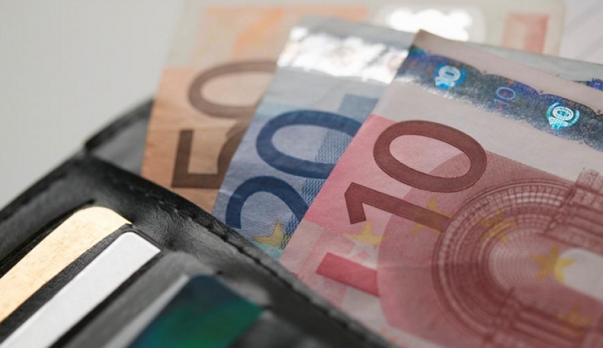 Αναστέλλεται για 6 μήνες η απόφαση για τον κατώτατο μισθό βάσει της νέας ΠΝΠ