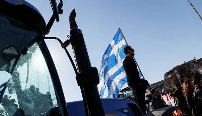 Μαστίγιο και καρότο στους αγρότες: Έρχονται πρόστιμα 350 ευρώ ανά τρακτέρ στα μπλόκα