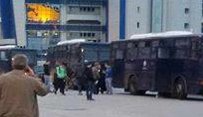 Άλλοι έρχονται και άλλοι φεύγουν; Κλούβες των ΜΑΤ στο λιμάνι του Πειραιά