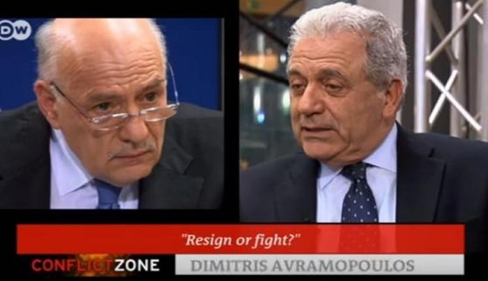 Ο δημοσιογράφος της DW που ζήτησε από τον Αβραμόπουλο να παραιτηθεί – Η απάντηση του Επιτρόπου - ΒΙΝΤΕΟ