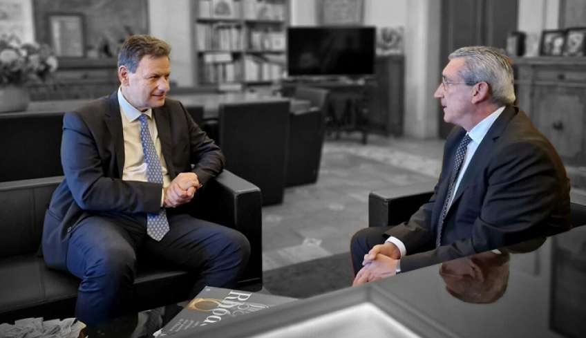 Ο Θεόδωρος Σκυλακάκης στο γραφείο του Περιφερειάρχη