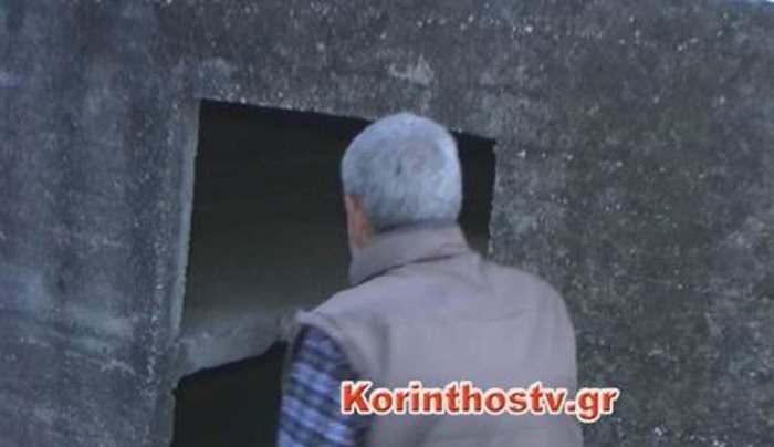 Εικόνες που σοκάρουν: Άστεγος κοιμάται στο νεκροταφείο στο Βέλο Κορινθίας