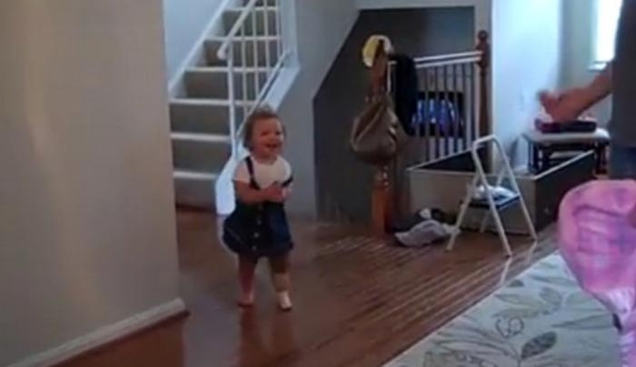 Συγκινητικό βίντεο! Τα πρώτα βήματα μικρούλας με προσθετικό πόδι