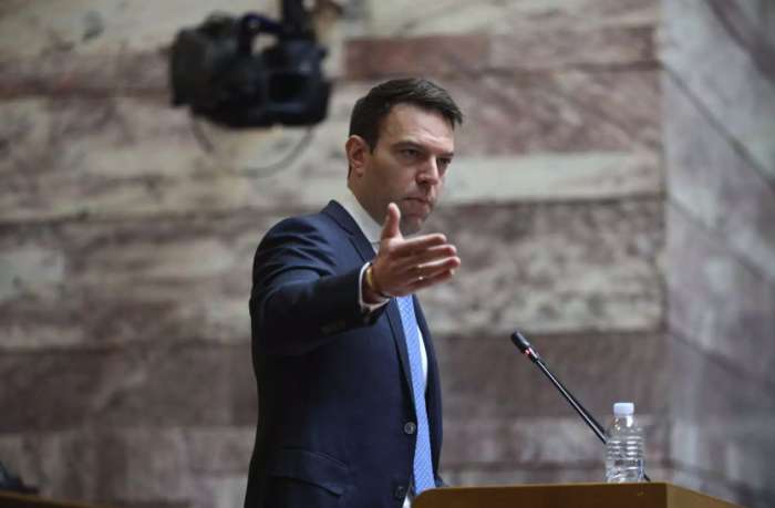 Κασσελάκης για τη ροζ σημαία: Η τέχνη επιτρέπεται να παίζει και με τα χρώματα των εθνικών συμβόλων